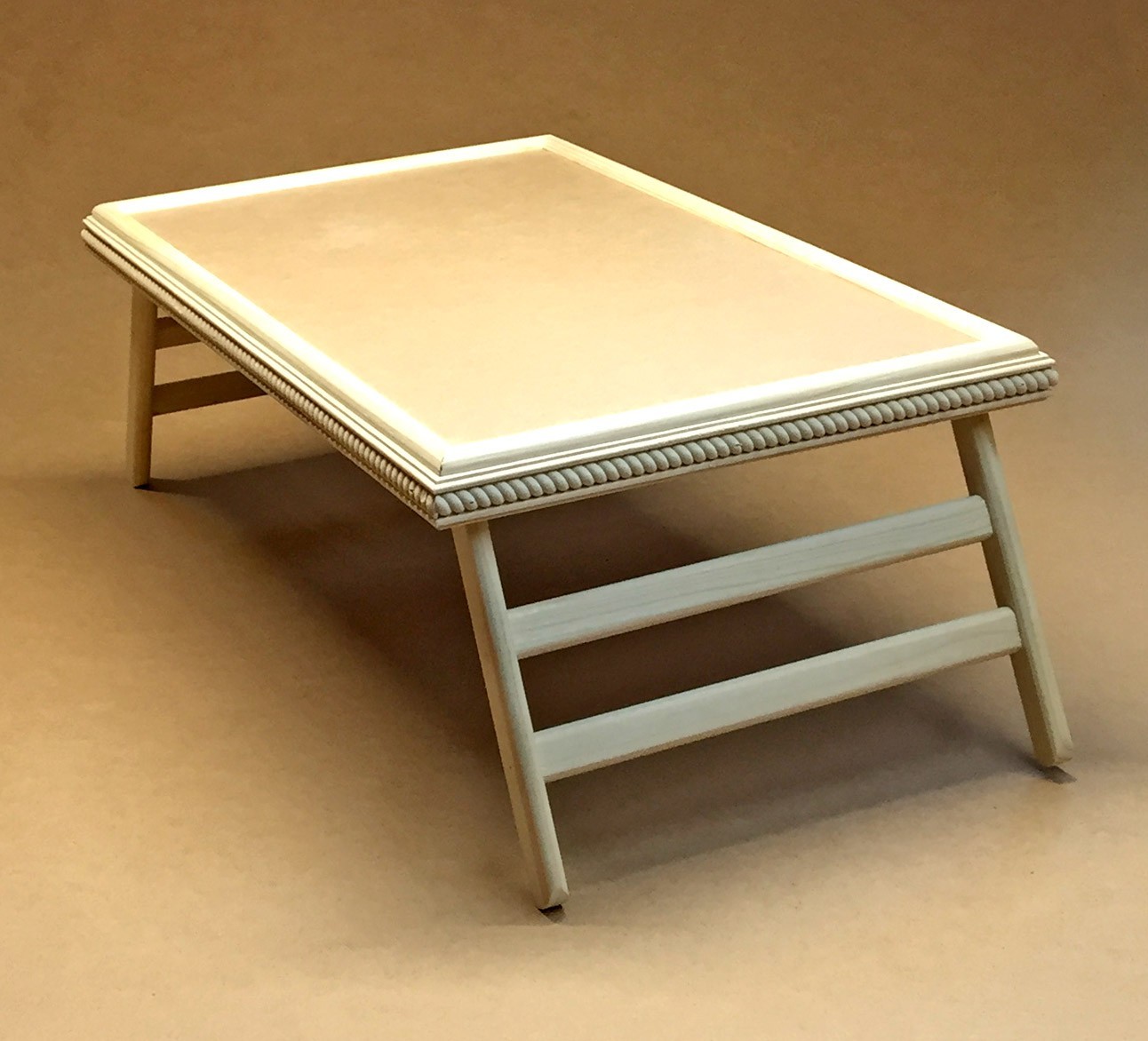 Прикроватный столик-поднос из натурального дерева IZD Техас Ришелье 65х40х21см Бланже СТП-010501
Прикроватный столик-поднос из натурального дерева IZD Техас Ришелье 65х40х21см Бланже СТП-010501