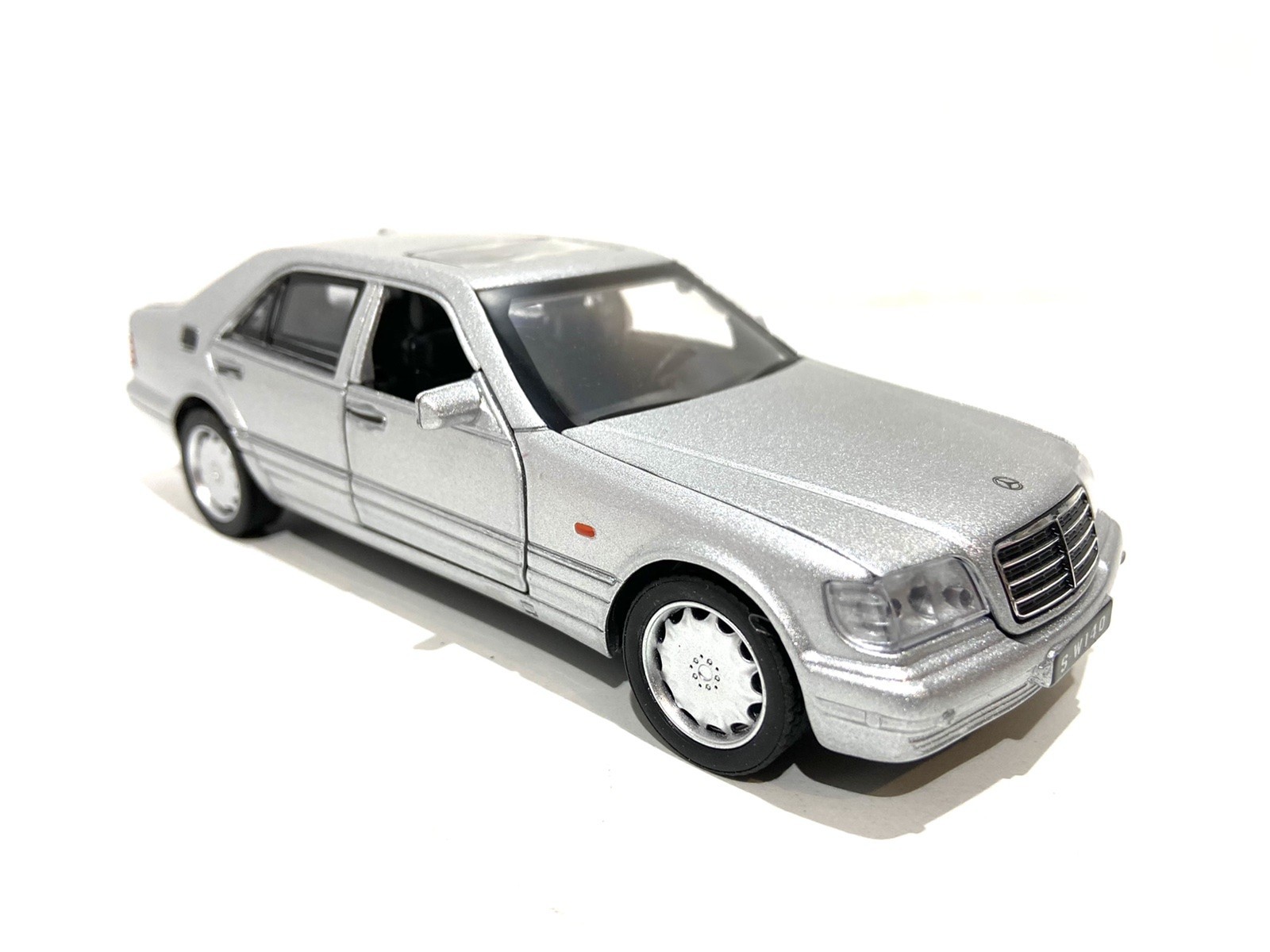 Машинка TK Union Group Mercedes-Benz W140 металлическая свет звук открываются двери/капот/багажник 1:32 Серя
Машинка TK Union Group Mercedes-Benz W140 металлическая свет звук открываются двери/капот/багажник 1:32 Серя