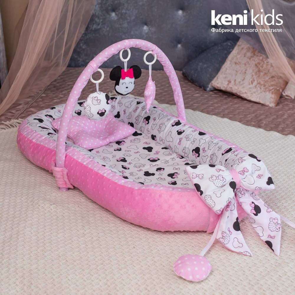 Кокон-гнёздышко для новорожденных KENI KIDS Микки Маус 100x58 см. Розовый + Дуга с игрушками + Съемный матрасик + Ортопедическая Подушка
Кокон-гнёздышко для новорожденных KENI KIDS Микки Маус 100x58 см. Розовый + Дуга с игрушками + Съемный матрасик + Ортопедическая Подушка