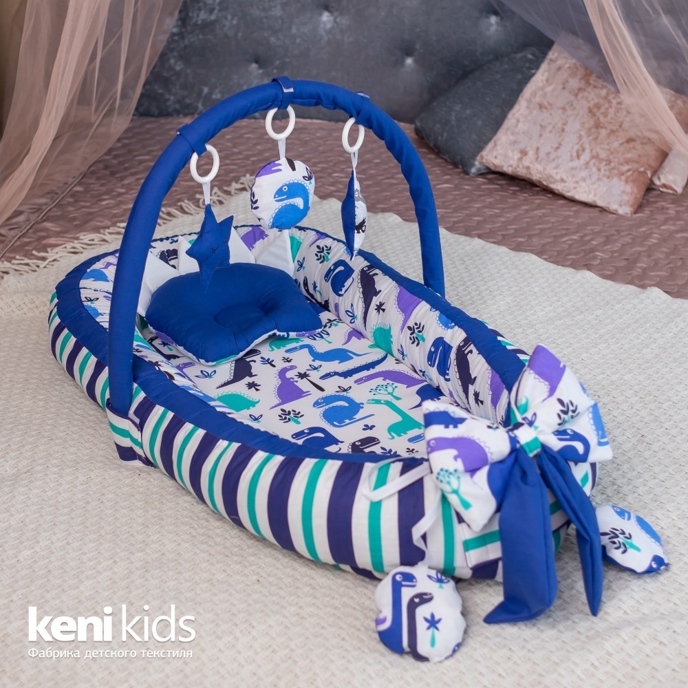 Кокон-гнёздышко для новорожденных KENI KIDS Динозавры 100x58 см. Синий + Дуга с игрушками + Съемный матрасик + Ортопедическая Подушка 
Кокон-гнёздышко для новорожденных KENI KIDS Динозавры 100x58 см. Синий + Дуга с игрушками + Съемный матрасик + Ортопедическая Подушка