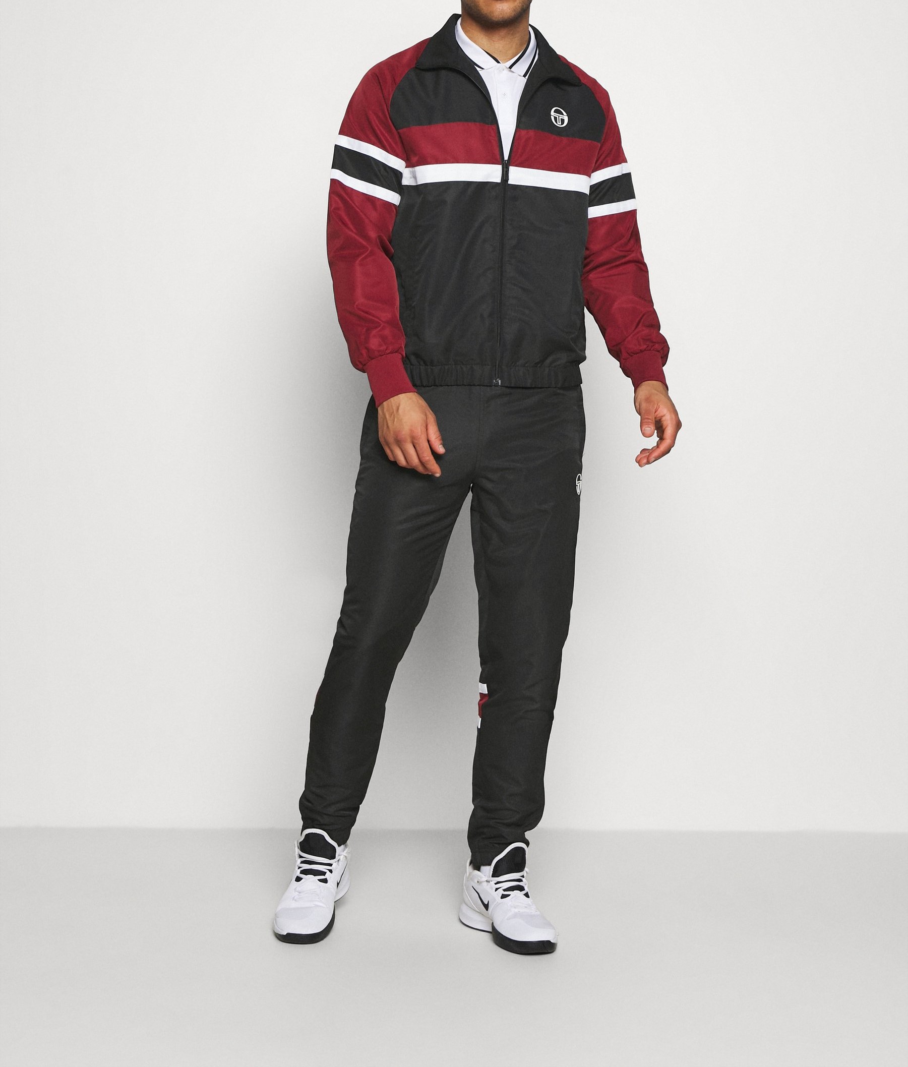 Спортивный костюм Sergio Tacchini 44
Спортивный костюм Sergio Tacchini 44