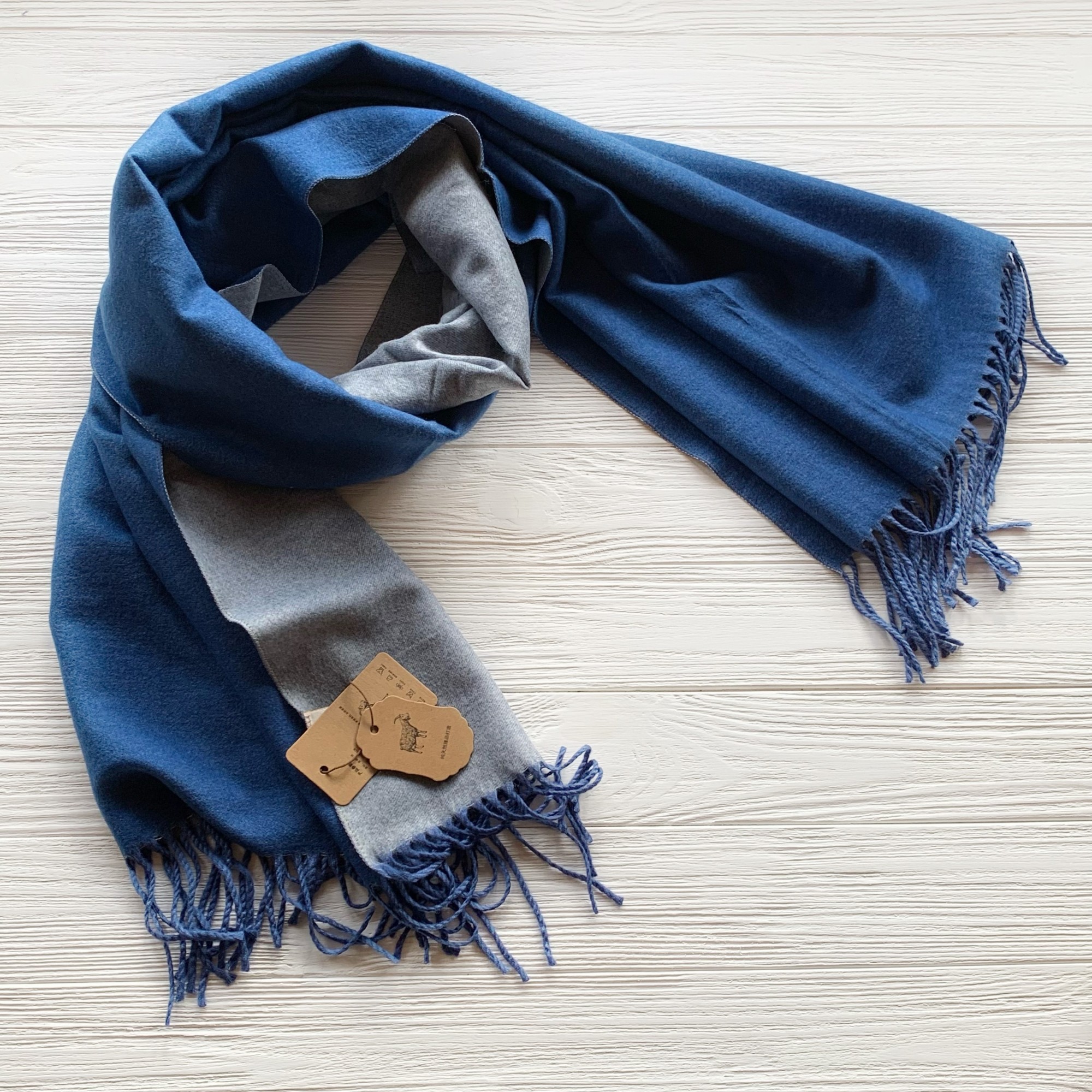 Двусторонний кашемировый женский шарф однотонный Blended Cashmere 70 см на 210 см синий 100597
Двусторонний кашемировый женский шарф однотонный Blended Cashmere 70 см на 210 см синий 100597