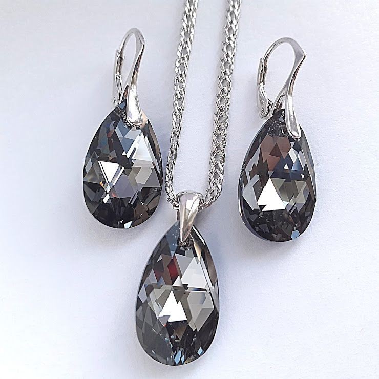 Родированый комплект украшений с кристаллами Swarovski (цена без цепочки)
Родированый комплект украшений с кристаллами Swarovski (цена без цепочки)