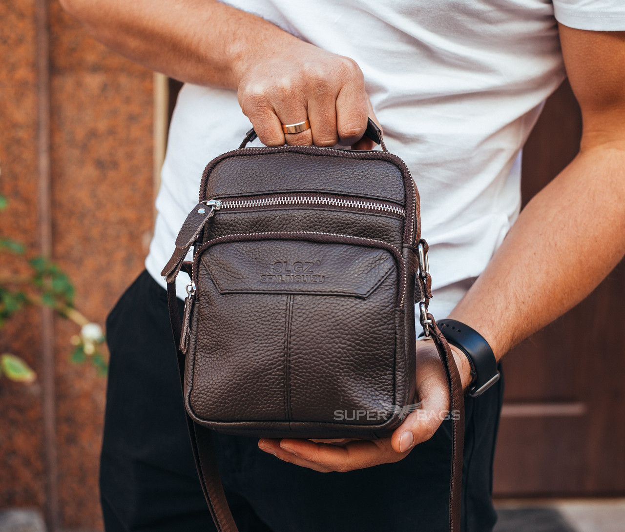Мужская кожаная сумка месенджер через плечо Borsa Leather Коричневый 23 x 26 x 7 см В-13086
Мужская кожаная сумка месенджер через плечо Borsa Leather Коричневый 23 x 26 x 7 см В-13086