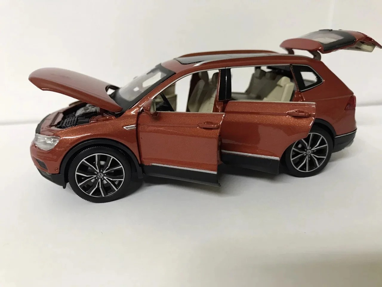 Коллекционная машинка АвтоСвіт Volkswagen Tiguan L металлическая модель в масштабе 1:32 коричневый
Коллекционная машинка АвтоСвіт Volkswagen Tiguan L металлическая модель в масштабе 1:32 коричневый