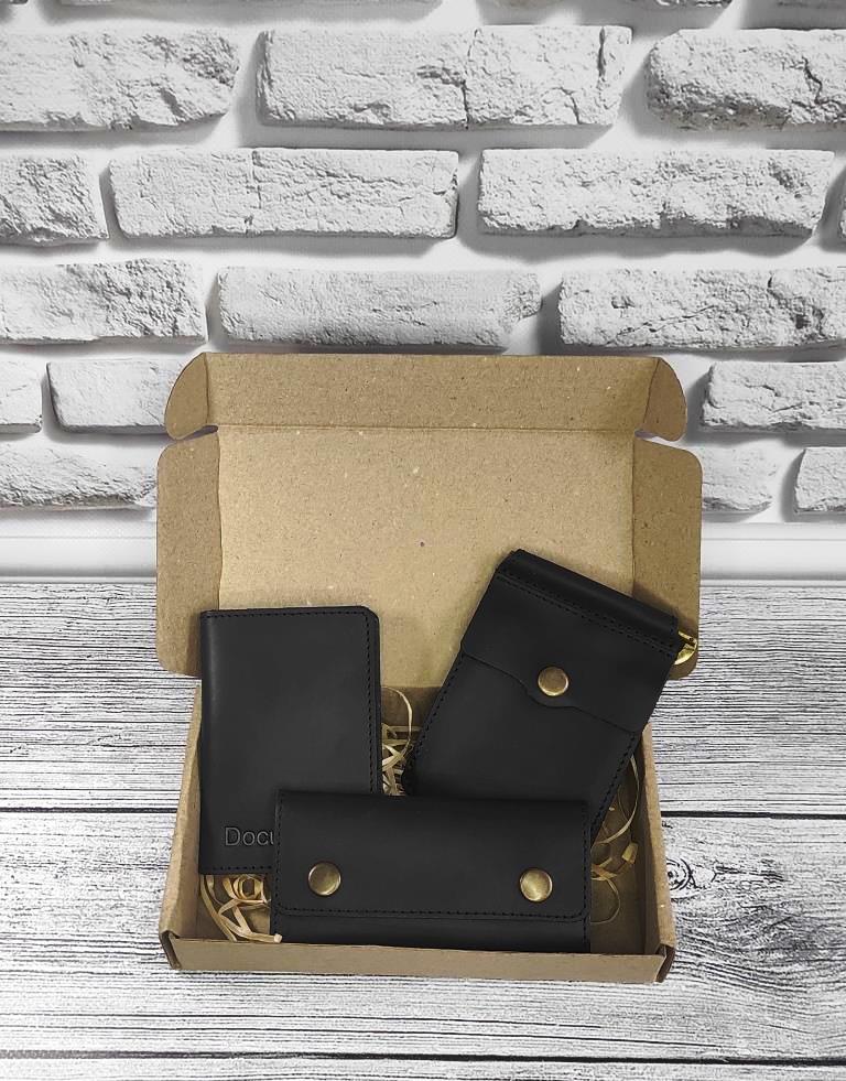Подарочный набор DNK Leather №9 (зажим + обложка на права, ID паспорт + ключница) черный
Подарочный набор DNK Leather №9 (зажим + обложка на права, ID паспорт + ключница) черный