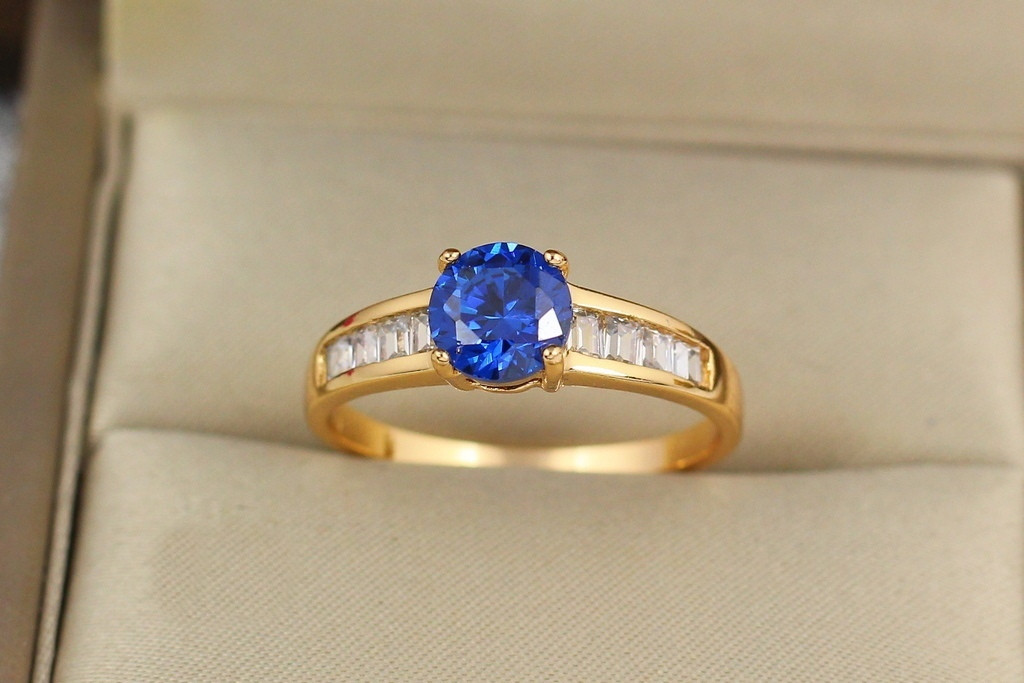 Кольцо Xuping Jewelry широкое с синим камнем 6 мм по бокам прямоугольные фианиты р17 золотистое
Кольцо Xuping Jewelry широкое с синим камнем 6 мм по бокам прямоугольные фианиты р17 золотистое