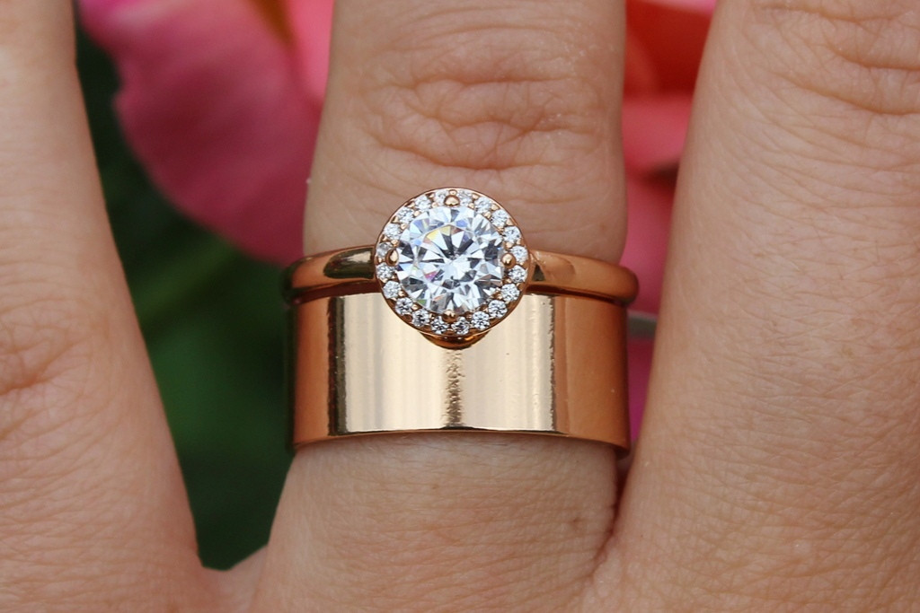 Набор обручальных колец Xuping Jewelry американка 10 мм с камнем 8 мм в ободке из мелких камней р16 золотистый
Набор обручальных колец Xuping Jewelry американка 10 мм с камнем 8 мм в ободке из мелких камней р16 золотистый
