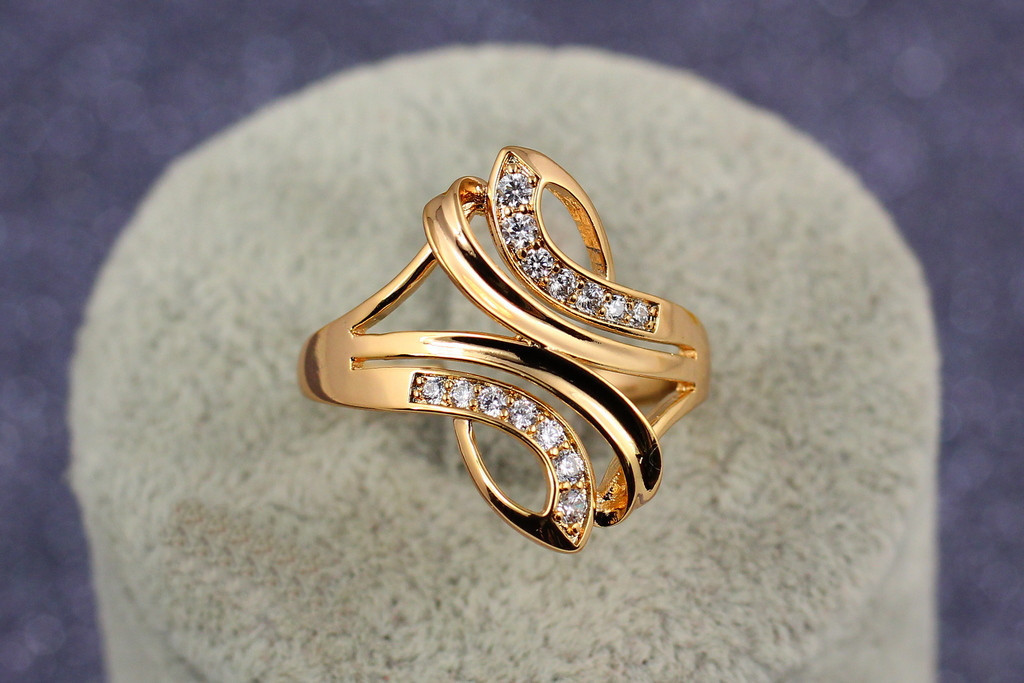 Кольцо Xuping Jewelry резной ромб из гладких полос и полос с камнями р 22 золотистое
Кольцо Xuping Jewelry резной ромб из гладких полос и полос с камнями р 22 золотистое
