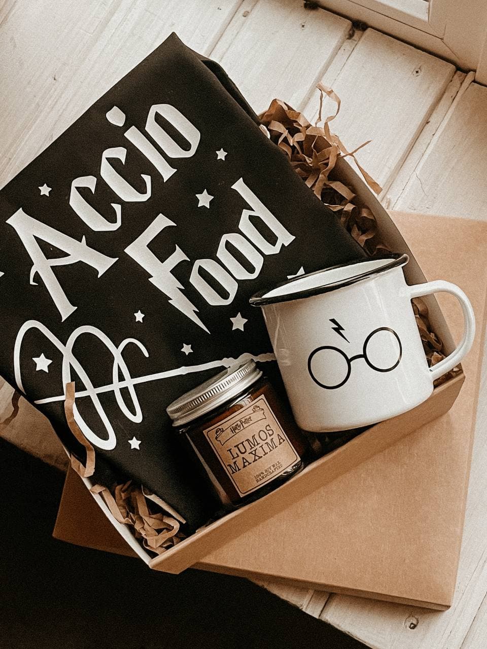 Подарочный набор "Accio Food" Гарри Поттер: фартук, чашка, свечка, открытка, на Новый год, Рождество, Св. Николая, День Рождения, в подарочной коробке, черный
Подарочный набор "Accio Food" Гарри Поттер: фартук, чашка, свечка, открытка, на Новый год, Рождество, Св. Николая, День Рождения, в подарочной коробке, черный