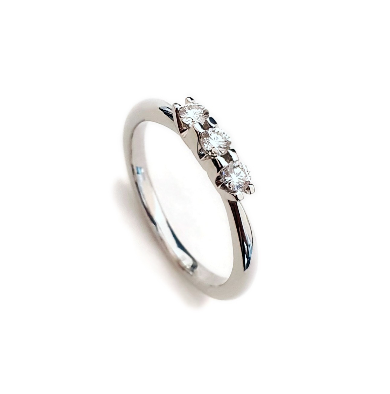 Женское кольцо из белого золота (585) с тремя бриллиантами 0,21ct, Congress Diamond, Размер 17.0//RCD859
Женское кольцо из белого золота (585) с тремя бриллиантами 0,21ct, Congress Diamond, Размер 17.0//RCD859