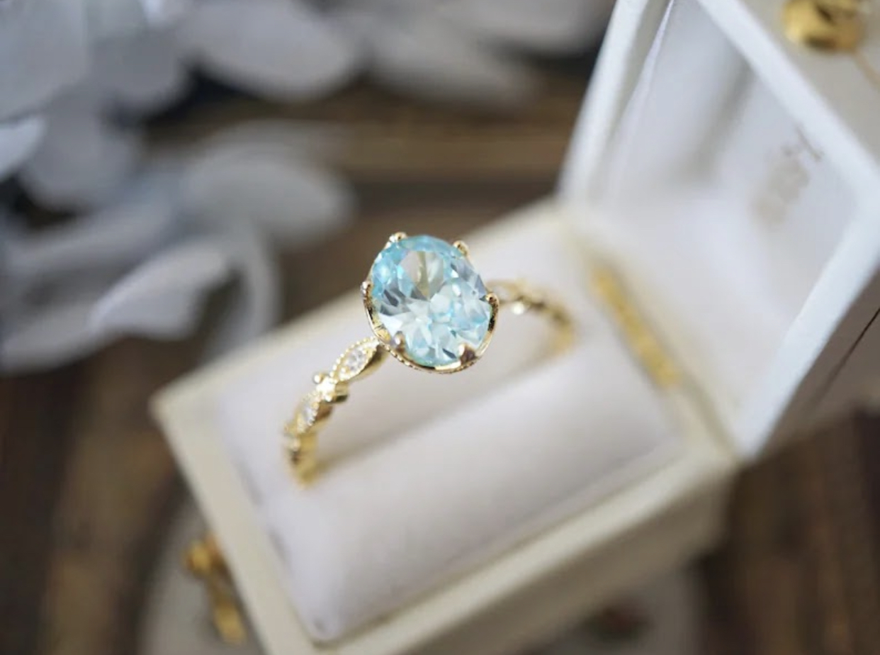 Серебряное женское кольцо Rich S 925 пробы нежное, тонкое, покрытое жёлтым золотом Au 585 с голубым камнем Циркония (имитация топаза) подарок ей, регулируемый размер R-1-1
Серебряное женское кольцо Rich S 925 пробы нежное, тонкое, покрытое жёлтым золотом Au 585 с голубым камнем Циркония (имитация топаза) подарок ей, регулируемый размер R-1-1