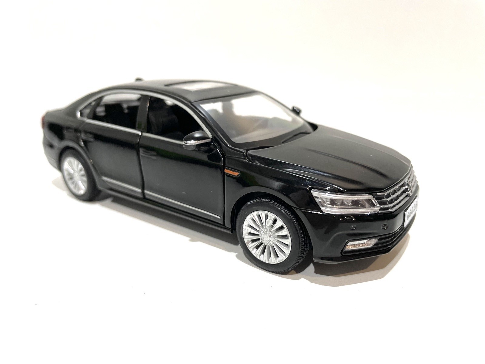 Машинка металлическая Автопром Volkswagen Passat 1:32 свет звук открываются двери/капот/багажник Черная (6604)
Машинка металлическая Автопром Volkswagen Passat 1:32 свет звук открываются двери/капот/багажник Черная (6604)