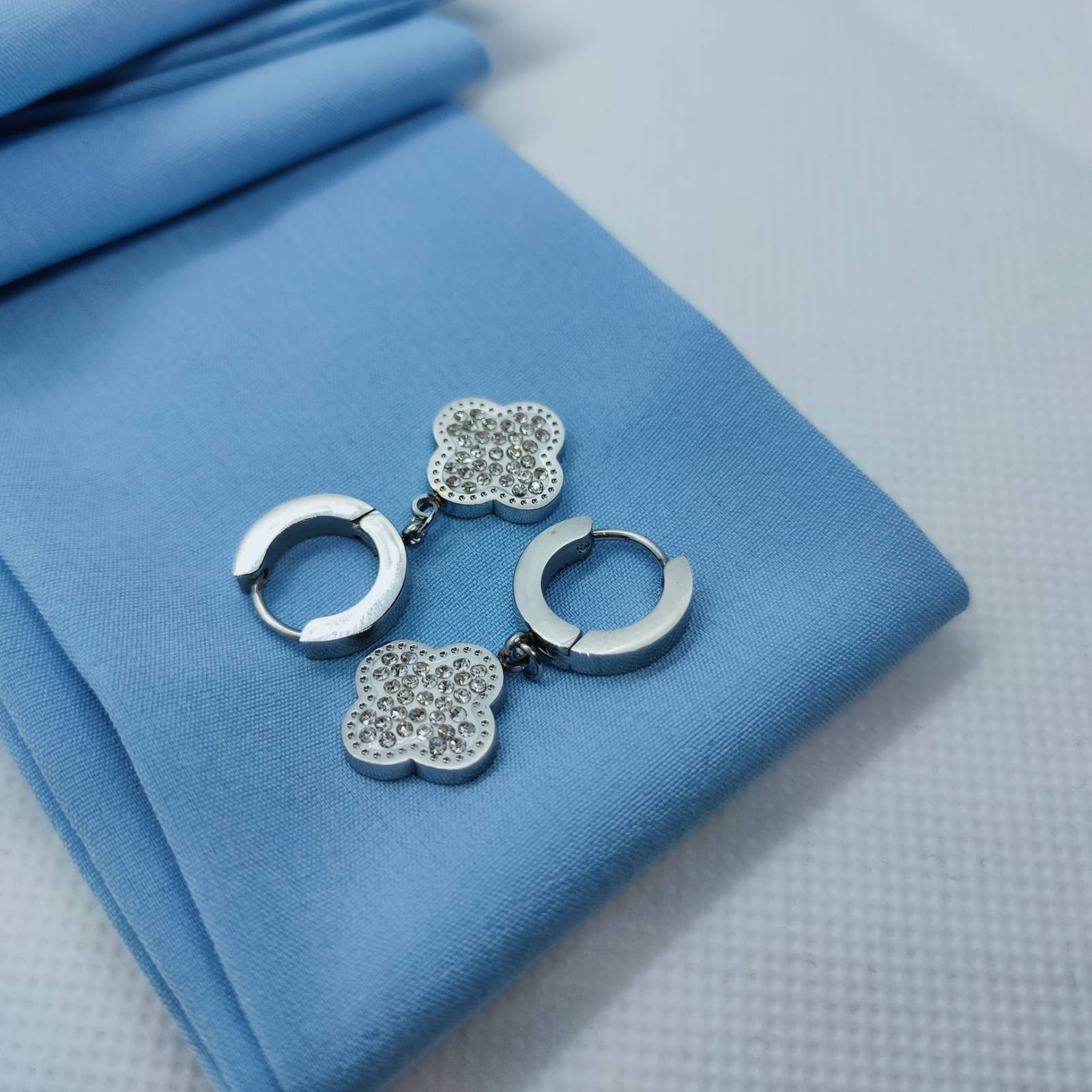 Серьги Stainless Steel Клевер серебристого цвета с цирконием высота 30 мм ширина 12 мм 120003
Серьги Stainless Steel Клевер серебристого цвета с цирконием высота 30 мм ширина 12 мм 120003