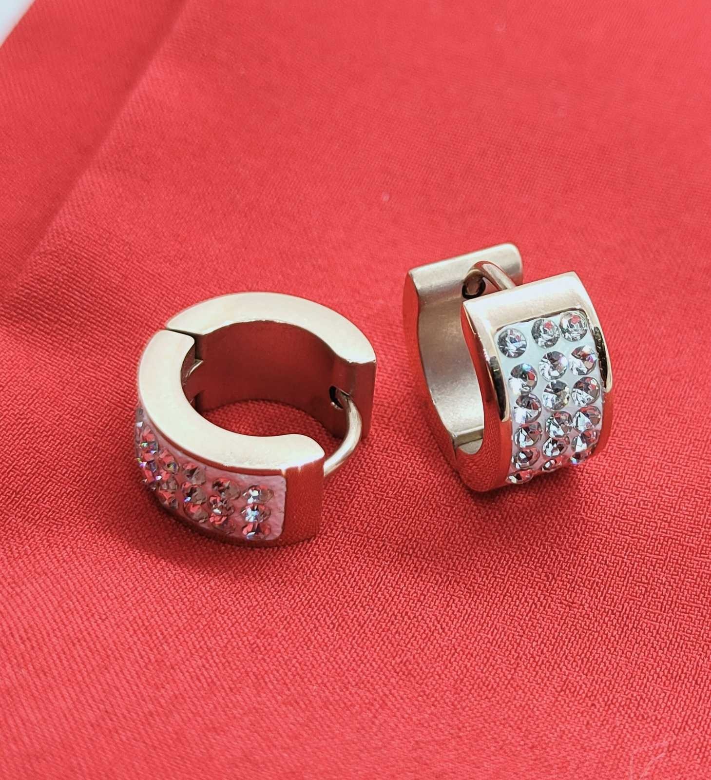 Серьги Stainless Steel Кольца с цирконием высота 13 мм ширина 7 мм золотистого цвета 120037
Серьги Stainless Steel Кольца с цирконием высота 13 мм ширина 7 мм золотистого цвета 120037