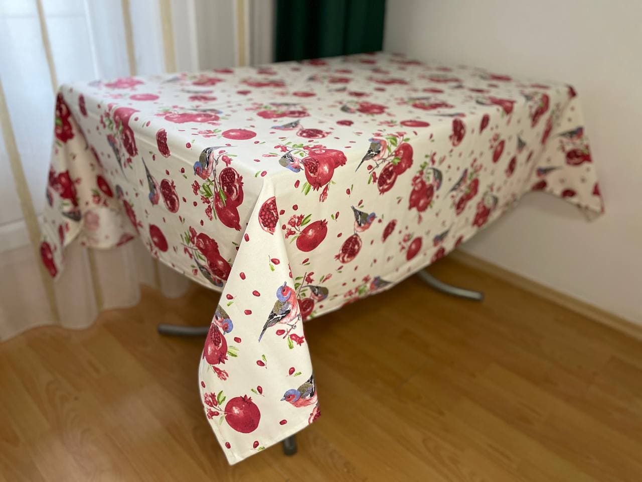 Cкатертина тефлонова водовідштовхувальна "Bullfinch and pomegranate" 130х180 Біла
Cкатертина тефлонова водовідштовхувальна "Bullfinch and pomegranate" 130х180 Біла