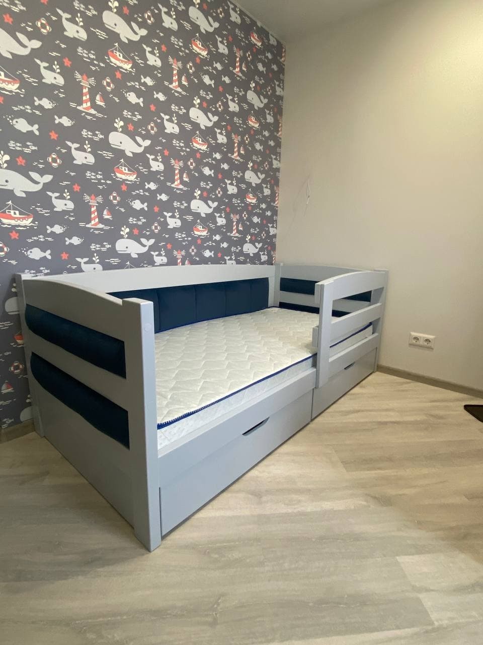 Детская кроватка WoodHouse 1600х800 с ящиками, защитным бортиком, мягкими вставками
Детская кроватка WoodHouse 1600х800 с ящиками, защитным бортиком, мягкими вставками