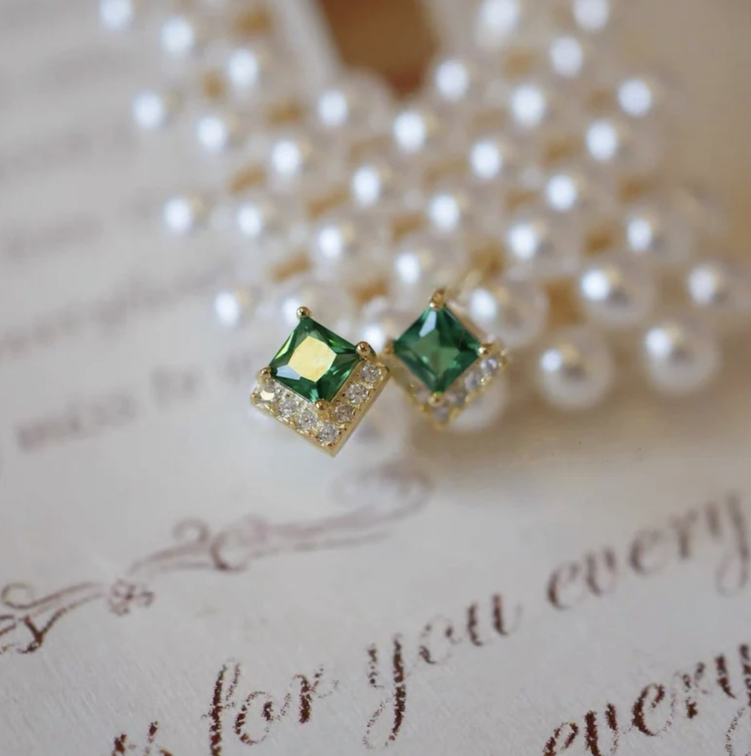 Серебряные женские серьги Rich S 925 пробы позолоченные желтым золотом Au 585, маленькие серьги-пусеты с зелёным камнем Фианитом (имитация Изумруда) E-1-13
Серебряные женские серьги Rich S 925 пробы позолоченные желтым золотом Au 585, маленькие серьги-пусеты с зелёным камнем Фианитом (имитация Изумруда) E-1-13