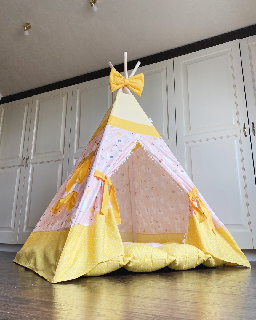 Детский вигвам - палатка "Ламы" Wigwam Store. Вигвам 105*105см с пушистым ковриком, окошком, помпонами, бантом (180-2.1)
Детский вигвам - палатка "Ламы" Wigwam Store. Вигвам 105*105см с пушистым ковриком, окошком, помпонами, бантом (180-2.1)