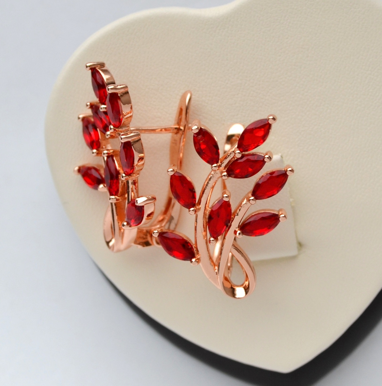 Серьги Веточка FJ 82200849-06 с красными кристаллами покрытие розовым золотом 18к.
Серьги Веточка FJ 82200849-06 с красными кристаллами покрытие розовым золотом 18к.