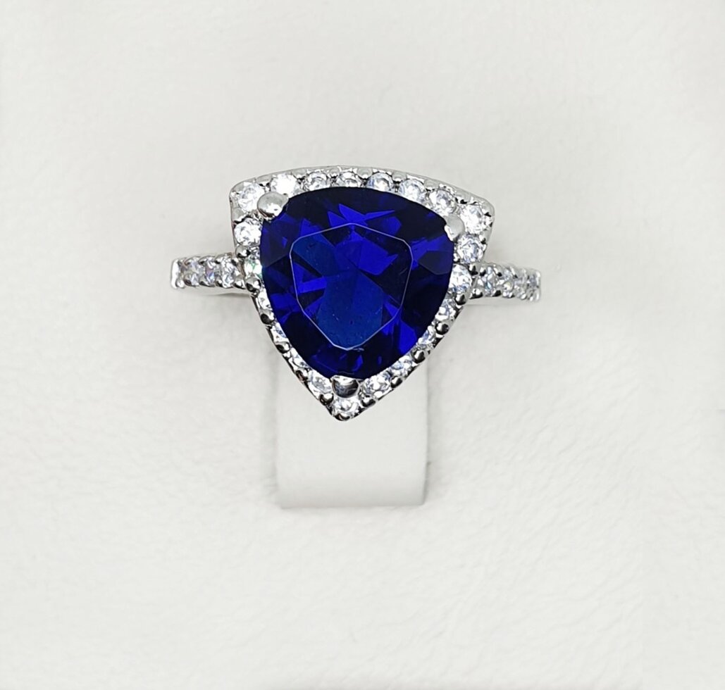 Кольцо серебряное с сапфиром 18 4,23 г
Кольцо серебряное с сапфиром 18 4,23 г