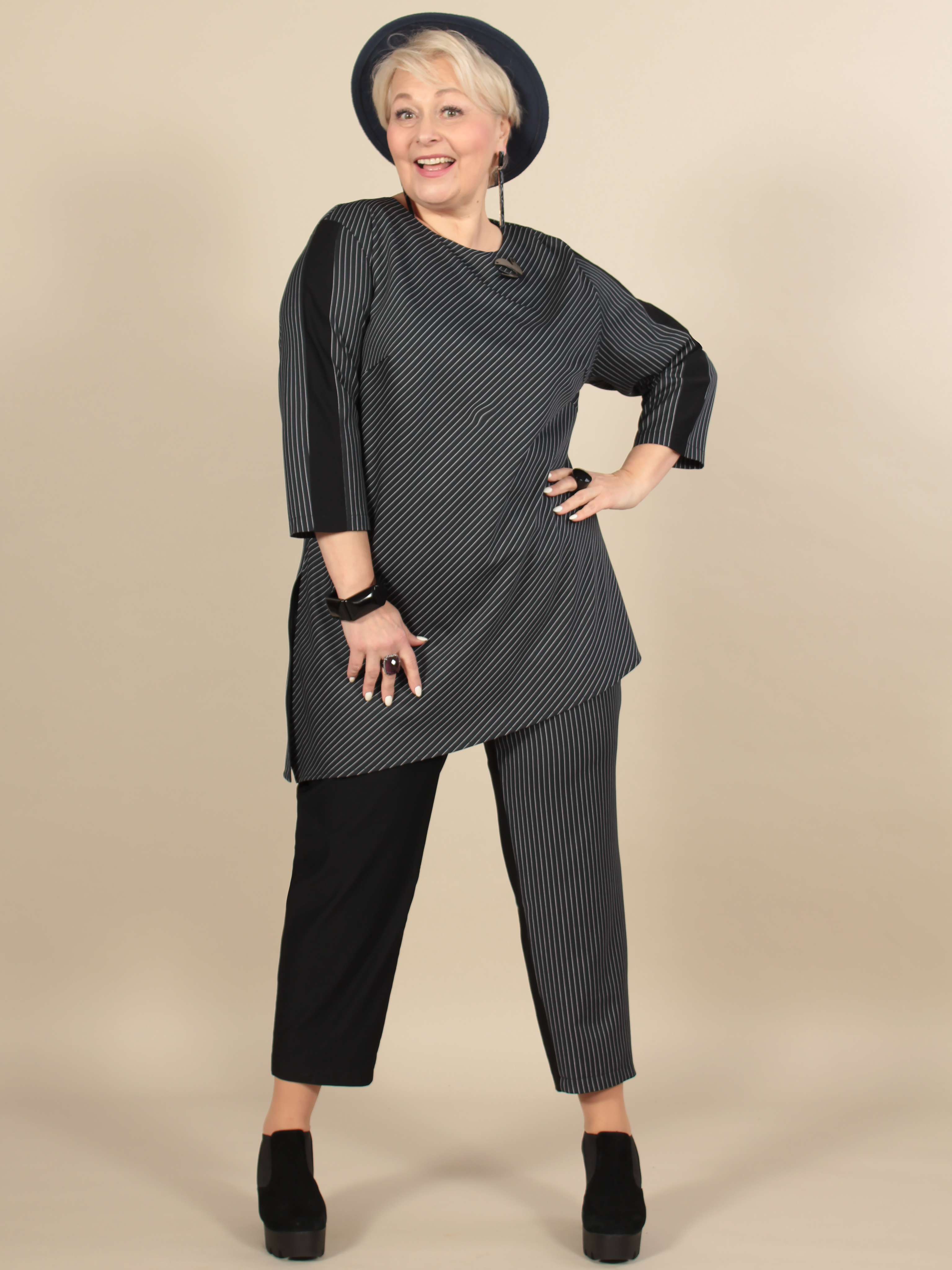 Женский костюм NadiN 11925/1 Серо-чёрный  р, Женский костюм NadiN 11925/1 Серо-чёрный 60 р 
Женский костюм NadiN 11925/1 Серо-чёрный  р, Женский костюм NadiN 11925/1 Серо-чёрный 60 р