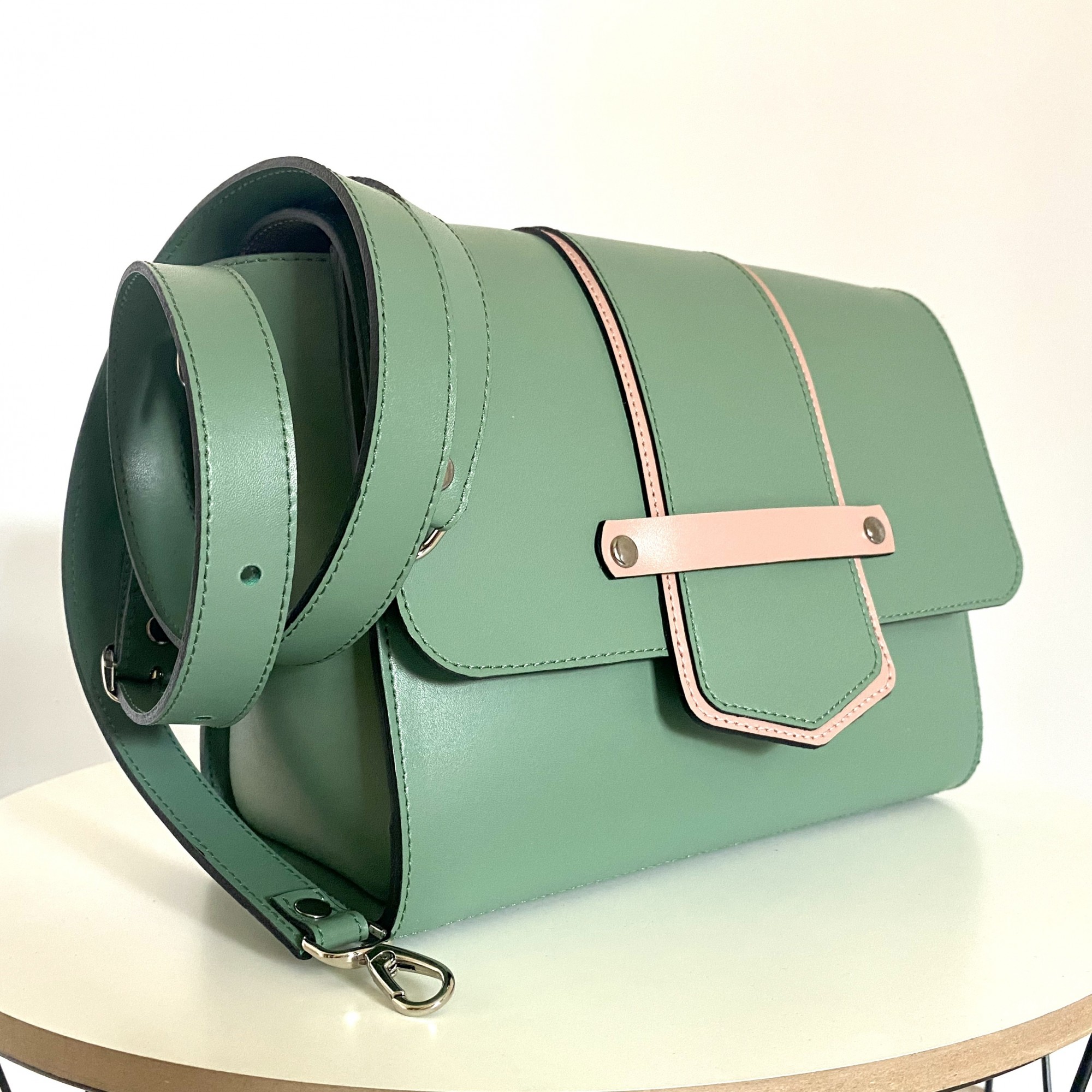 Яркая люксовая зеленая женская сумка кроссбоди из натуральной кожи Lamponi Rano light green
Яркая люксовая зеленая женская сумка кроссбоди из натуральной кожи Lamponi Rano light green