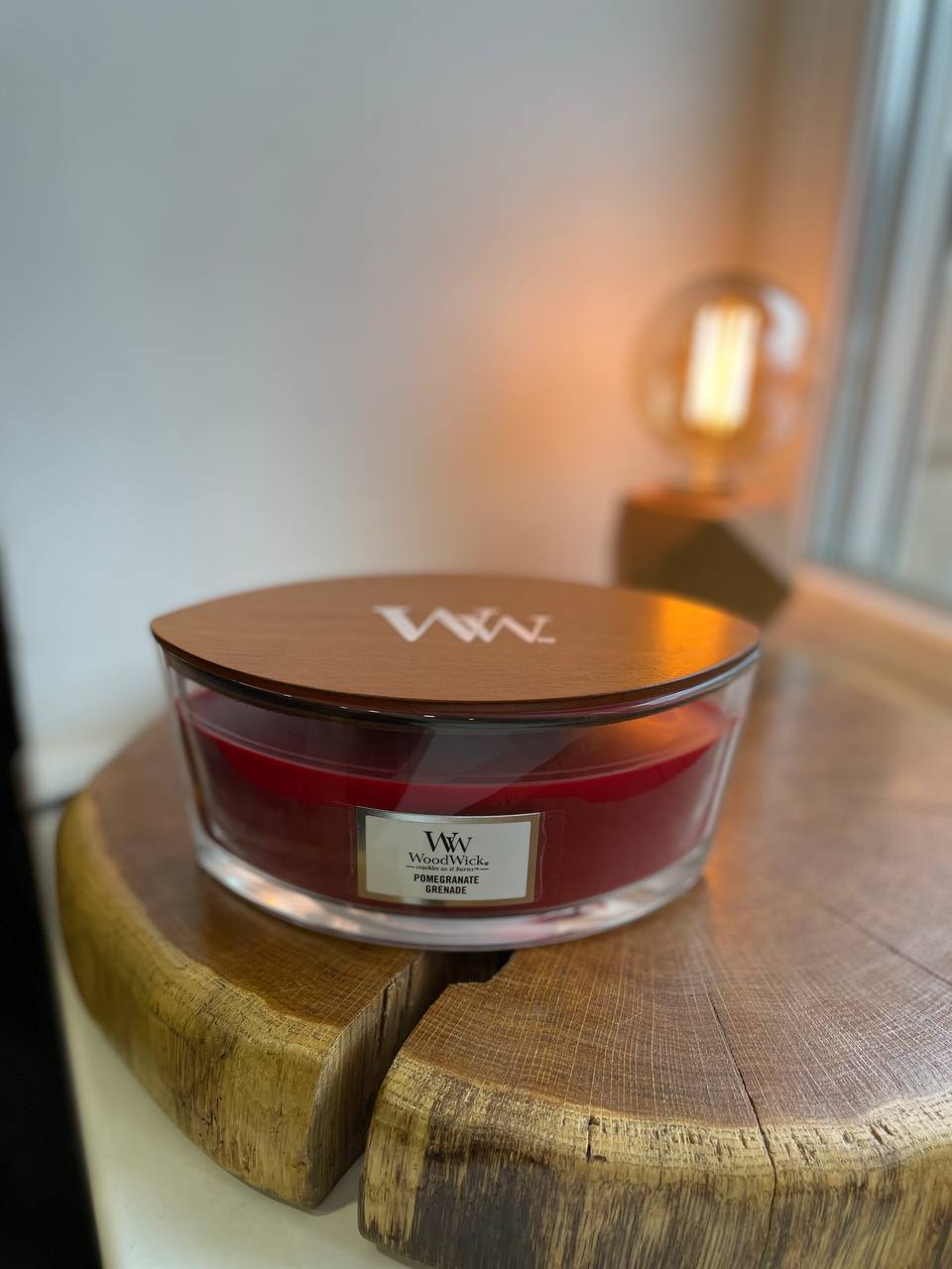 Ароматическая свеча с ароматом граната и смородины Woodwick Ellipse Pomegranate 453 г
Ароматическая свеча с ароматом граната и смородины Woodwick Ellipse Pomegranate 453 г
