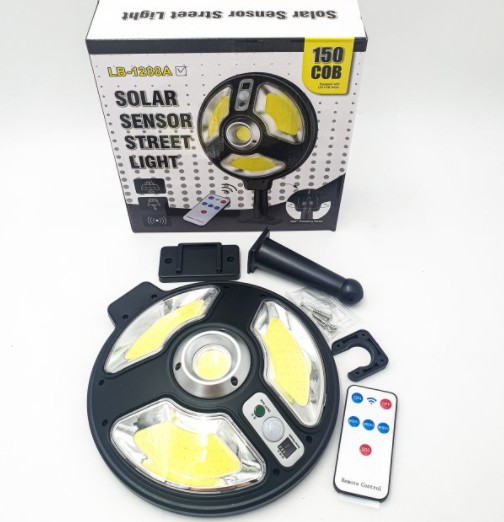 Уличный LED фонарь-прожектор - UKC LB-1288_А - аккумуляторный светильник - 3000mA - на солнечной батарее с датчиком движения и пультом ДУ.
Уличный LED фонарь-прожектор - UKC LB-1288_А - аккумуляторный светильник - 3000mA - на солнечной батарее с датчиком движения и пультом ДУ.