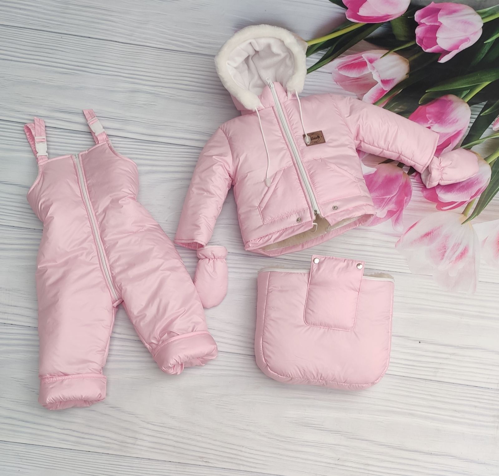 Зимний детский теплый комбинезон-трансформер 3в1 Best for kids на овчине: курточка, конверт для ног, полукомбинезон розовый для девочек
Зимний детский теплый комбинезон-трансформер 3в1 Best for kids на овчине: курточка, конверт для ног, полукомбинезон розовый для девочек