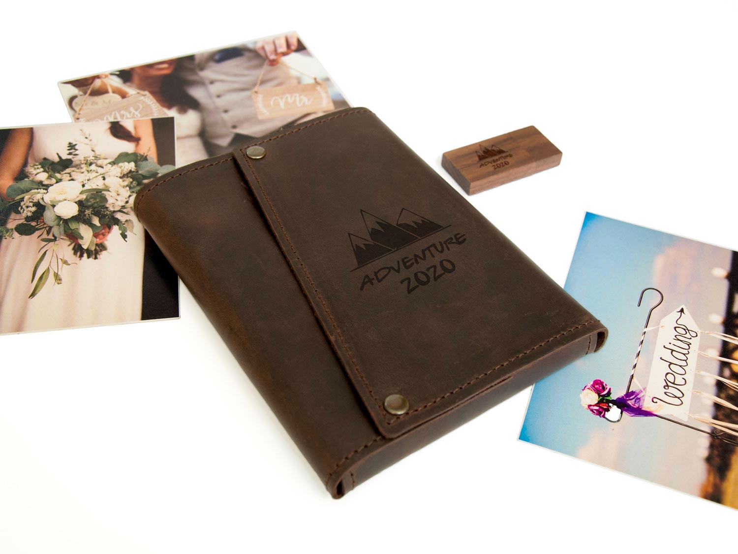 Коробка для фотографий в кожаном чехле на 50 фотографий, флешка на 32 Гб, Dark Brown, WOODPRESENT
Коробка для фотографий в кожаном чехле на 50 фотографий, флешка на 32 Гб, Dark Brown, WOODPRESENT