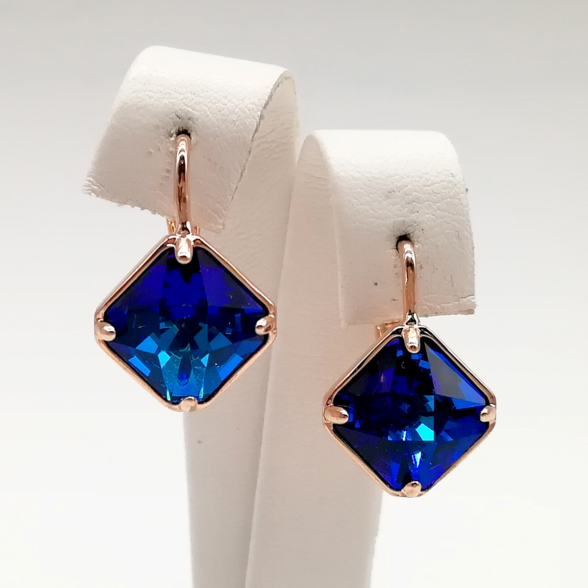 Серьги SONATA из медицинского золота, кристаллы Swarovski насыщенно-синего цвета, позолота PO, 24765
Серьги SONATA из медицинского золота, кристаллы Swarovski насыщенно-синего цвета, позолота PO, 24765
