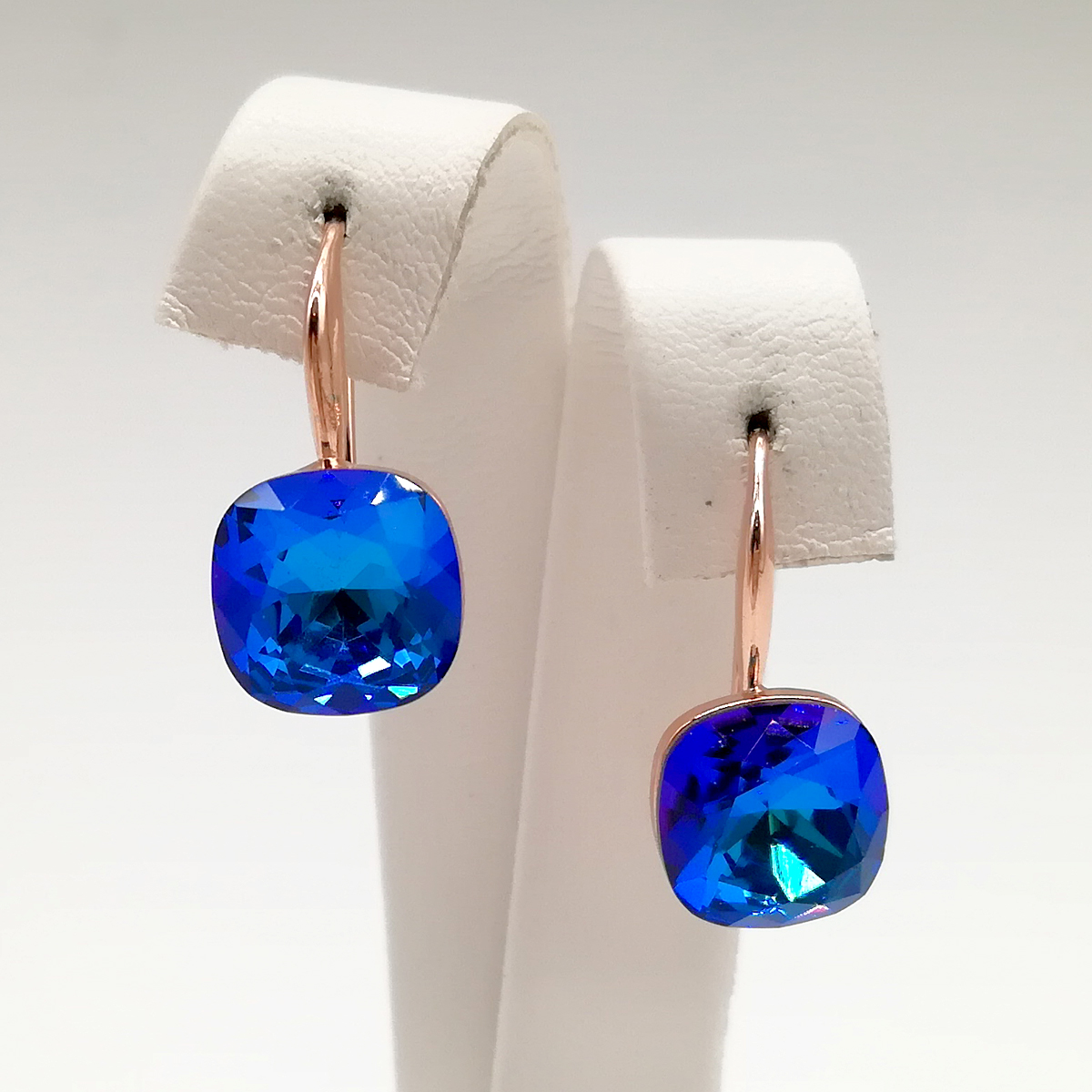 Серьги SONATA из медицинского золота, кристаллы Swarovski ярко-синего цвета, позолота PO, 24775
Серьги SONATA из медицинского золота, кристаллы Swarovski ярко-синего цвета, позолота PO, 24775