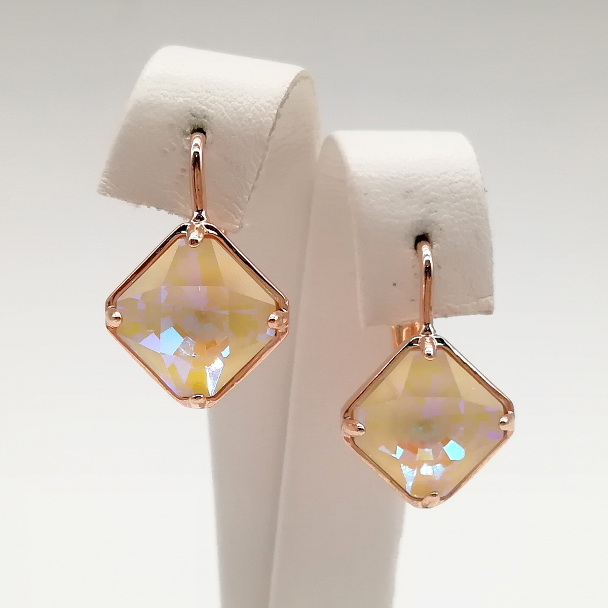 Серьги SONATA из медицинского золота, кристаллы Swarovski цвета шампань, позолота PO, 24768
Серьги SONATA из медицинского золота, кристаллы Swarovski цвета шампань, позолота PO, 24768
