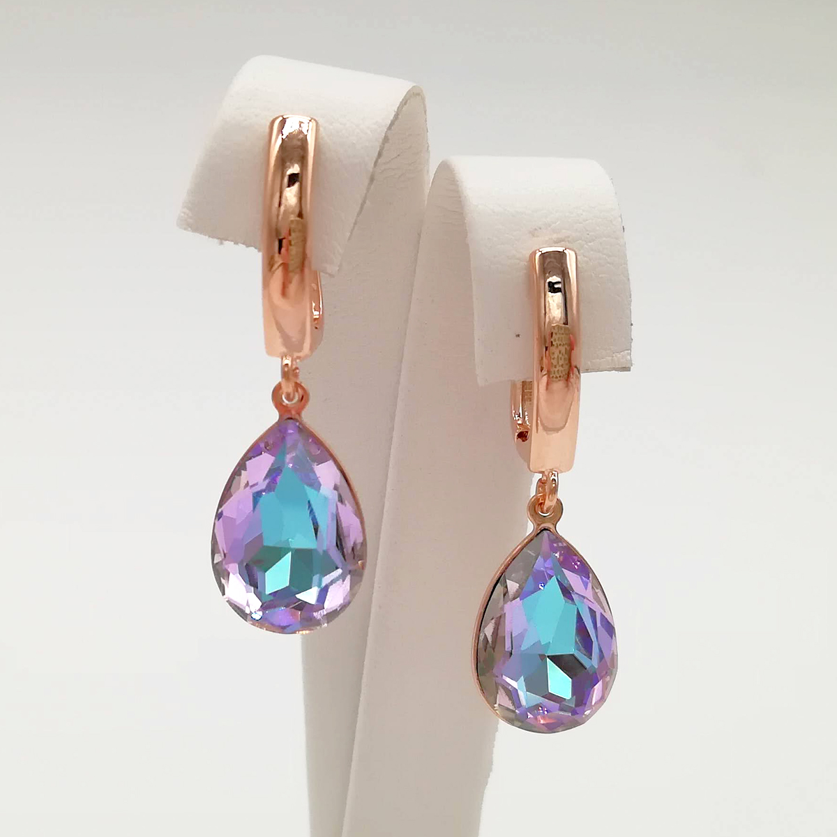 Серьги SONATA из медицинского золота, кристаллы Swarovski голубовато-сиреневого цвета, позолота PO, 24779
Серьги SONATA из медицинского золота, кристаллы Swarovski голубовато-сиреневого цвета, позолота PO, 24779