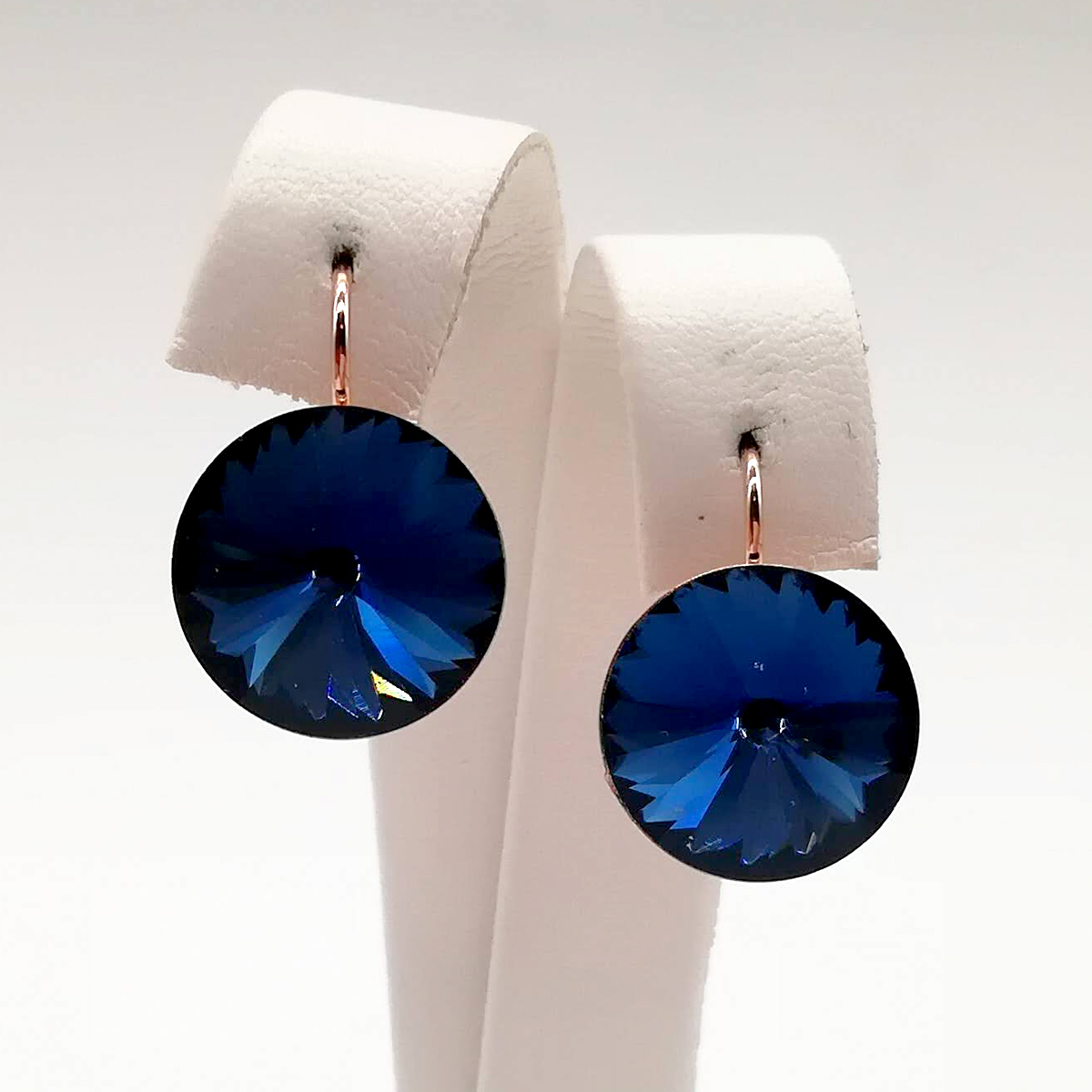Серьги SONATA из медицинского золота, кристаллы Swarovski темно-синего цвета, позолота PO, 24717
Серьги SONATA из медицинского золота, кристаллы Swarovski темно-синего цвета, позолота PO, 24717