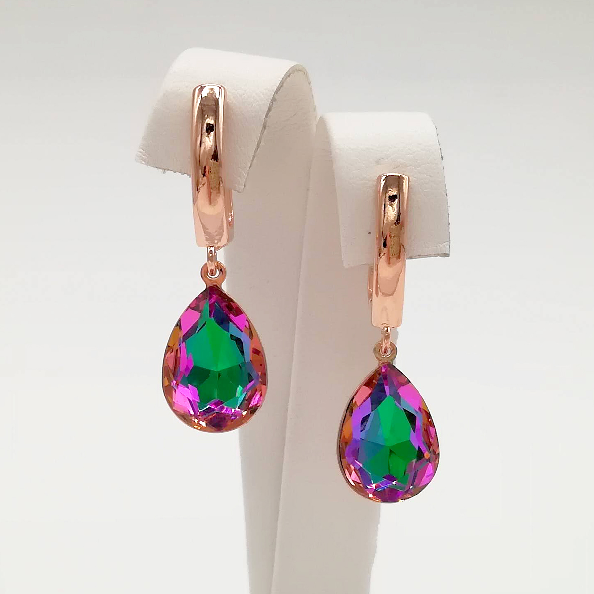 Серьги SONATA из медицинского золота, кристаллы Swarovski фиолетово-зеленого цвета, позолота PO, 24781
Серьги SONATA из медицинского золота, кристаллы Swarovski фиолетово-зеленого цвета, позолота PO, 24781