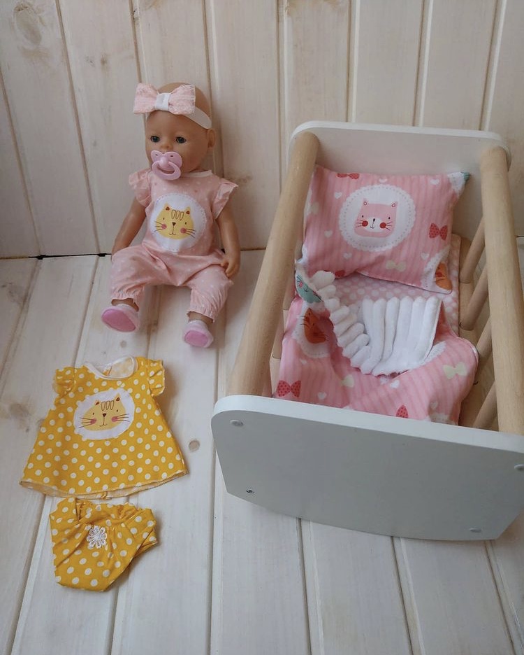 Кроватка-качалка для куклы Бэби Берн с постелью и 2 комплекта одежды Toys Котики Ручная работа
Кроватка-качалка для куклы Бэби Берн с постелью и 2 комплекта одежды Toys Котики Ручная работа