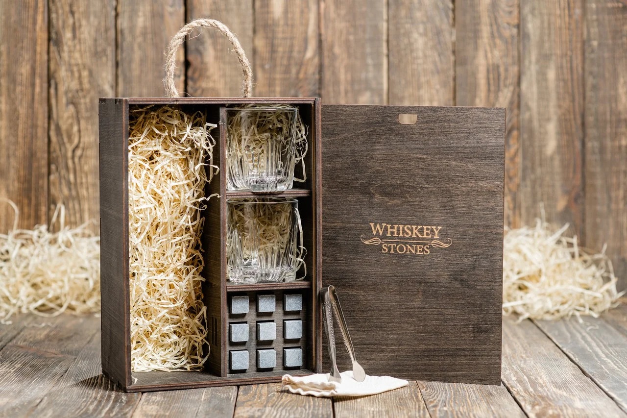 Камни для виски Whiskey stones Original со стаканами Bormoli Rocco Cassiopea в подарочном пенале 9 шт. из стеатита + 2 бокала + щипцы с инструкцией
Камни для виски Whiskey stones Original со стаканами Bormoli Rocco Cassiopea в подарочном пенале 9 шт. из стеатита + 2 бокала + щипцы с инструкцией