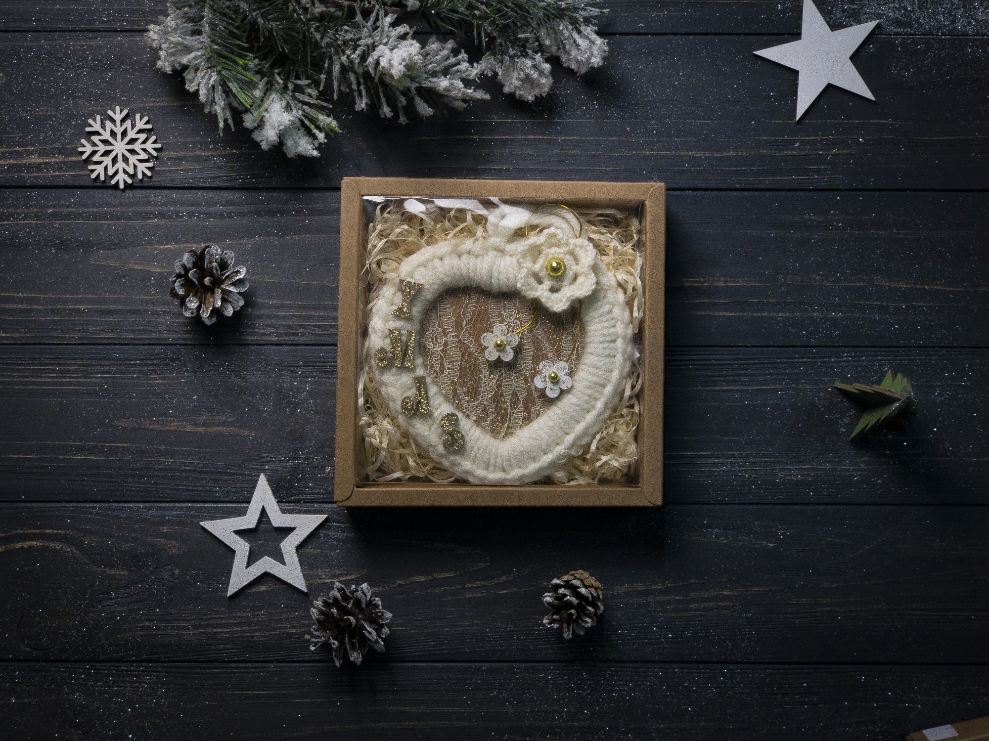 Ялинкова прикраса VARVUS Прикраса у формі Серця з побажанням з побажанням XMAS у подарунковій коробці (22-36-030)
Ялинкова прикраса VARVUS Прикраса у формі Серця з побажанням з побажанням XMAS у подарунковій коробці (22-36-030)
