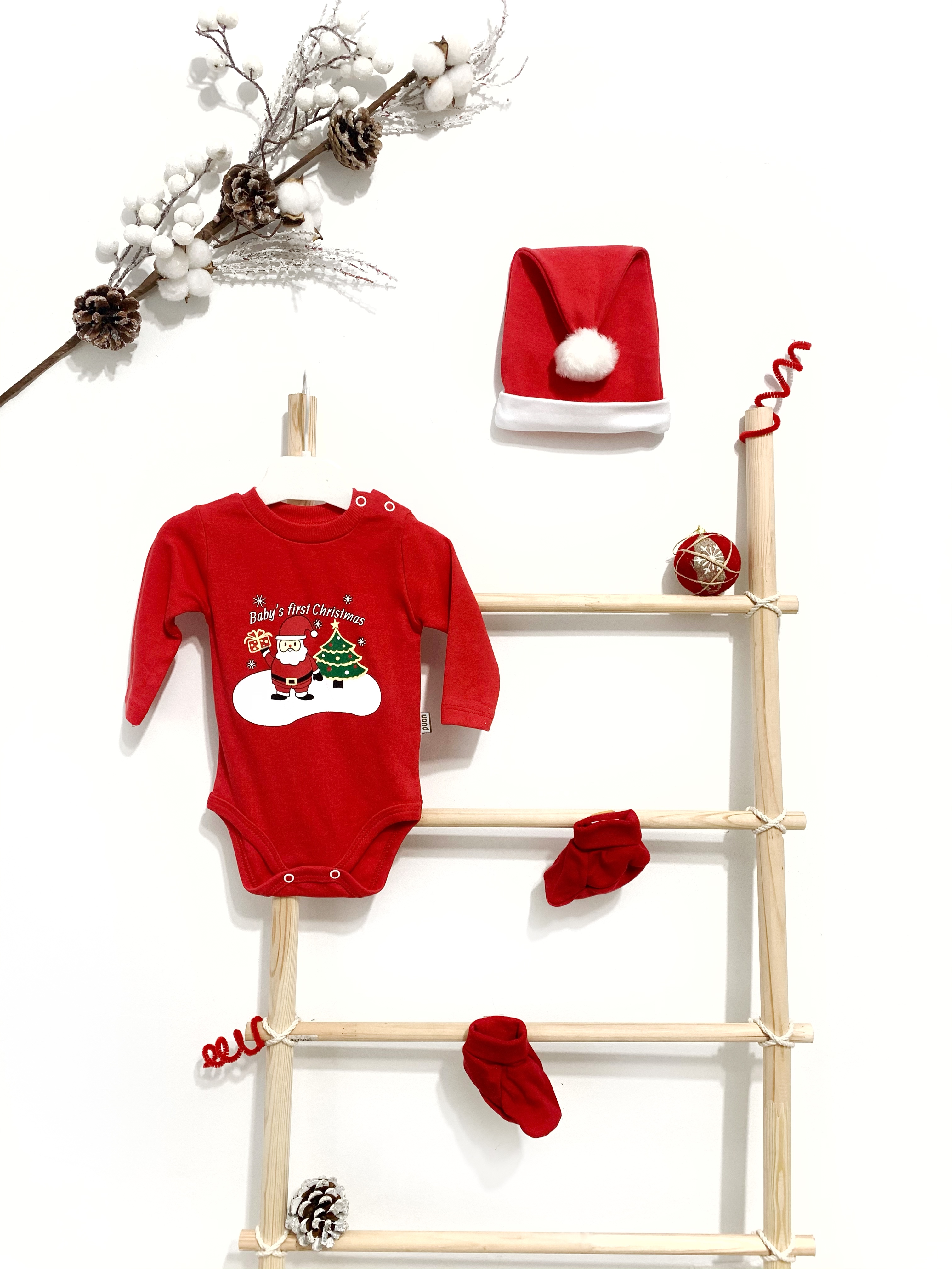 Новогодник набор боди для малышей с шопочкой и пинеточками Baby's First Christmas на 3-6мес.
Новогодник набор боди для малышей с шопочкой и пинеточками Baby's First Christmas на 3-6мес.