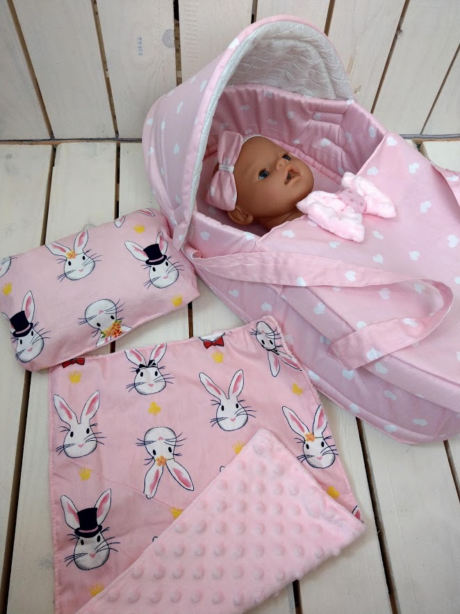 Сумка-переноска с постелью для куклы Baby Born Toys Розовые Зайчики Ручная работа
Сумка-переноска с постелью для куклы Baby Born Toys Розовые Зайчики Ручная работа