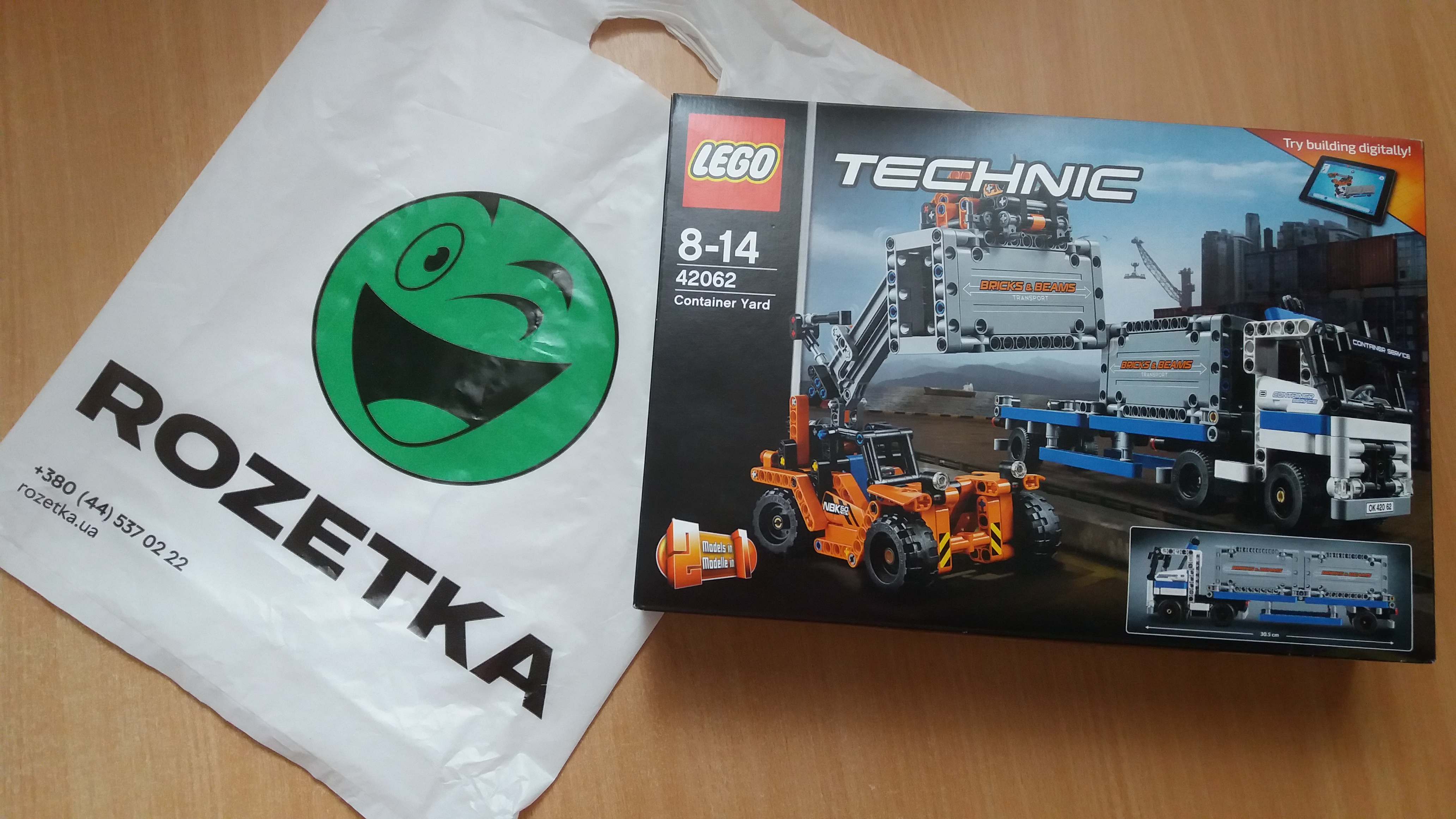 Конструктор LEGO TECHNIC Контейнерный терминал 631 деталь (42062