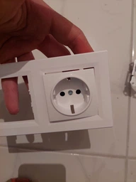 Розетка Schneider Electric Sedna с заземлением и защитными шторками Белая (SDN3000121) фото от покупателей 2