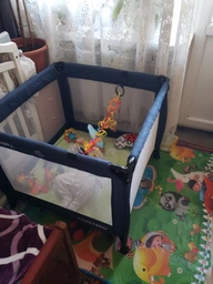 Детский манеж, Caretero Quadra Black, складной манеж, дорожный манеж для ребенка, игровая зона для малыша, компактный манеж с москитной сеткой, манеж с боковым входом, безопасный детский манеж, легкий манеж для путешествий