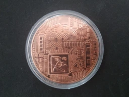 Золотистая сувенирная монета Биткоин