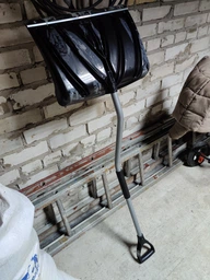 Лопата для уборки снега Intertool 46 x 34 см с Z-образной ручкой 108 см (FT-2023) фото от покупателей 3
