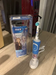 Детская электрическая зубная щетка Oral-B Stage Power/D100 Frozen (4210201245216_4210201245193) фото от покупателей 17
