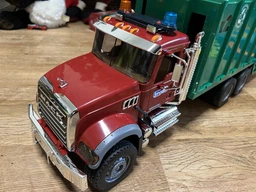Машинка Bruder Сміттєвіз Mack Granite (2812) фото від покупців 2