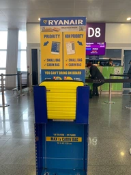 Пластикова валіза ручна поклажа Lowcost лоукост Wizz Air 40 x 20 x 30 бежева фото від покупців 15